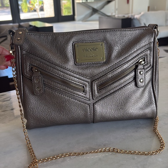 Nicole Miller crossbody/clutch bag.  Gold chain is removable - Picture 5 of 8